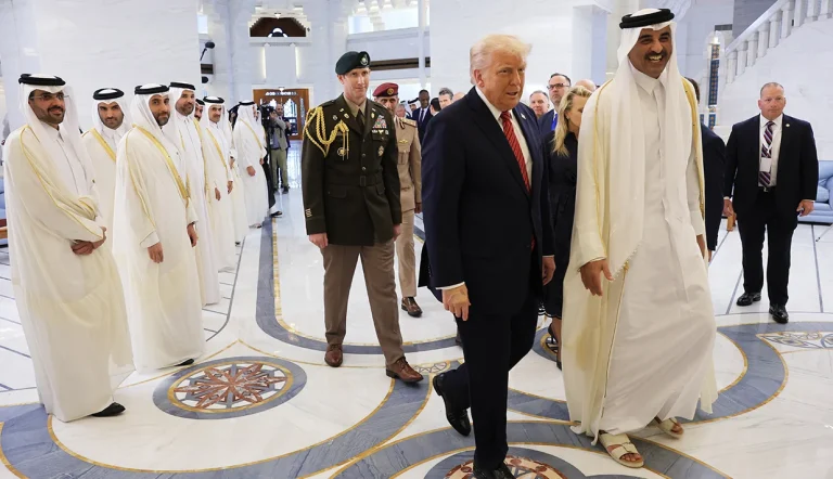 امیر قطر در بدو ورود رئيس جمهور آمریکا، او را مرد صلح خواند که به دنبال برقراری پایان جنگ در خاورمیانه است.