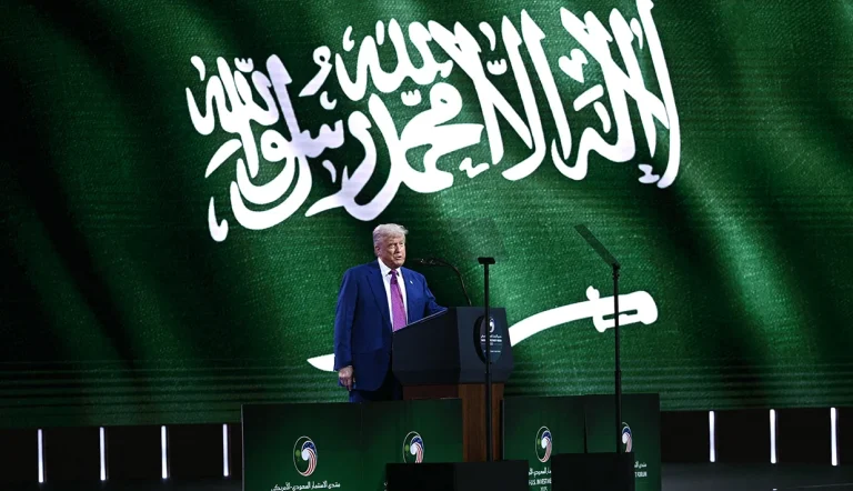 دونالد ترامپ از جمهوری اسلامی خواست تا «مسیر جدید و بهتری» را در پیش گیرد یا منتظر «فشار حداکثری» بیشتری باشد.