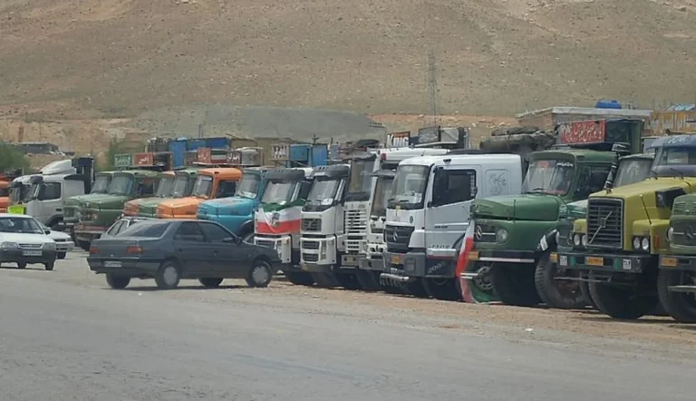 اعتصاب کامیون‌داران به سه نرخی شدن گازوئیل و مشکلات معیشتی‌شان در ۷۰ شهر ایران، وارد پنجمین روز شده است و معاون وزیر شهرسازی در واکنش، اعتصاب کامیون‌داران را رد کرده است.