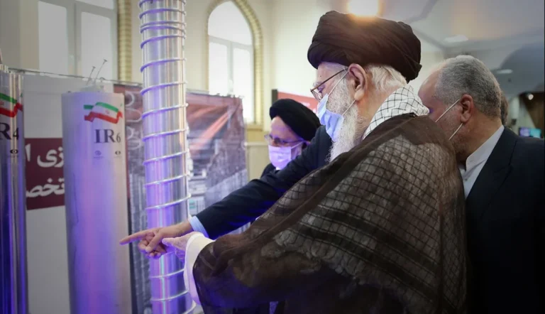 بر اساس گزارشی تازه از نهاد اطلاعاتی داخلی اتریش، جمهوری اسلامی به‌طور فعال در حال پیشبرد برنامه ساخت تسلیحات هسته‌ای خود است.
