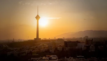 ایران به کدام سمت خواهد رفت؟ در مقاله‌ای از دکتر فریبا پارسا، این پرسش بنیادین بررسی می‌شود که آیا ایران می‌تواند راه دموکراسی، رشد اقتصادی و پیوستن به جامعه جهانی را در پیش گیرد یا در مسیر تمامیت‌خواهی، نظامی‌گری و انزوای شبیه کره شمالی گرفتار خواهد شد؟