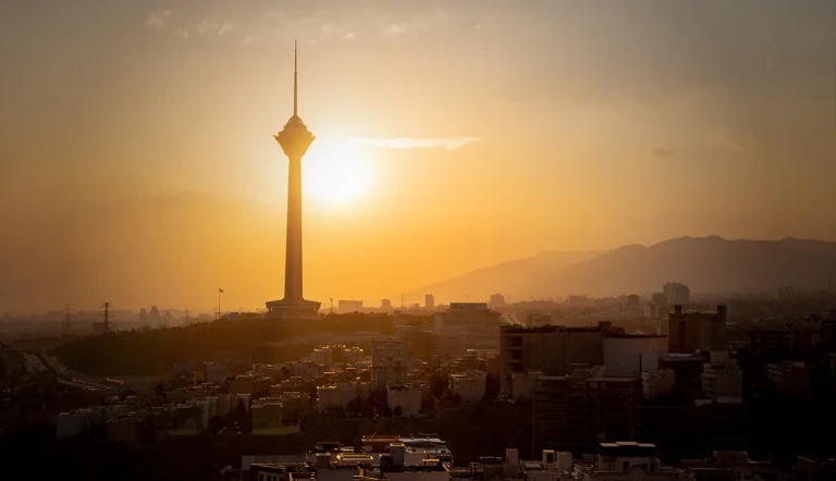 ایران به کدام سمت خواهد رفت؟ در مقاله‌ای از دکتر فریبا پارسا، این پرسش بنیادین بررسی می‌شود که آیا ایران می‌تواند راه دموکراسی، رشد اقتصادی و پیوستن به جامعه جهانی را در پیش گیرد یا در مسیر تمامیت‌خواهی، نظامی‌گری و انزوای شبیه کره شمالی گرفتار خواهد شد؟