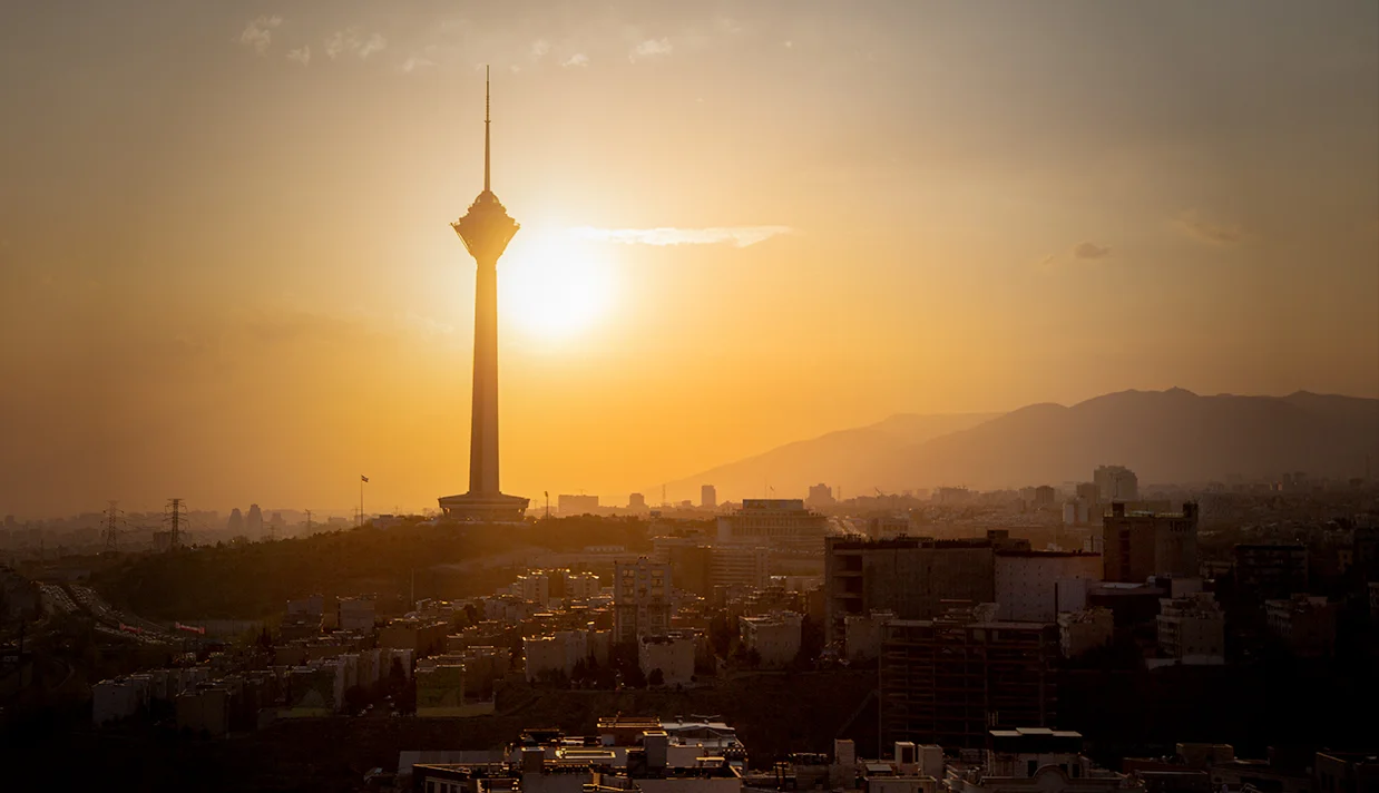 ایران به کدام سمت خواهد رفت؟ در مقاله‌ای از دکتر فریبا پارسا، این پرسش بنیادین بررسی می‌شود که آیا ایران می‌تواند راه دموکراسی، رشد اقتصادی و پیوستن به جامعه جهانی را در پیش گیرد یا در مسیر تمامیت‌خواهی، نظامی‌گری و انزوای شبیه کره شمالی گرفتار خواهد شد؟
