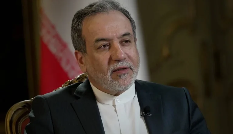 عباس عراقچی، وزیر امور خارجه جمهوری اسلامی، در نامه‌ای به دبیرکل سازمان ملل متحد، حملات اخیر اسرائیل علیه اهدافی در ایران را مصداق «اعلان جنگ» دانست و خواستار اقدام فوری نهادهای بین‌المللی شد.