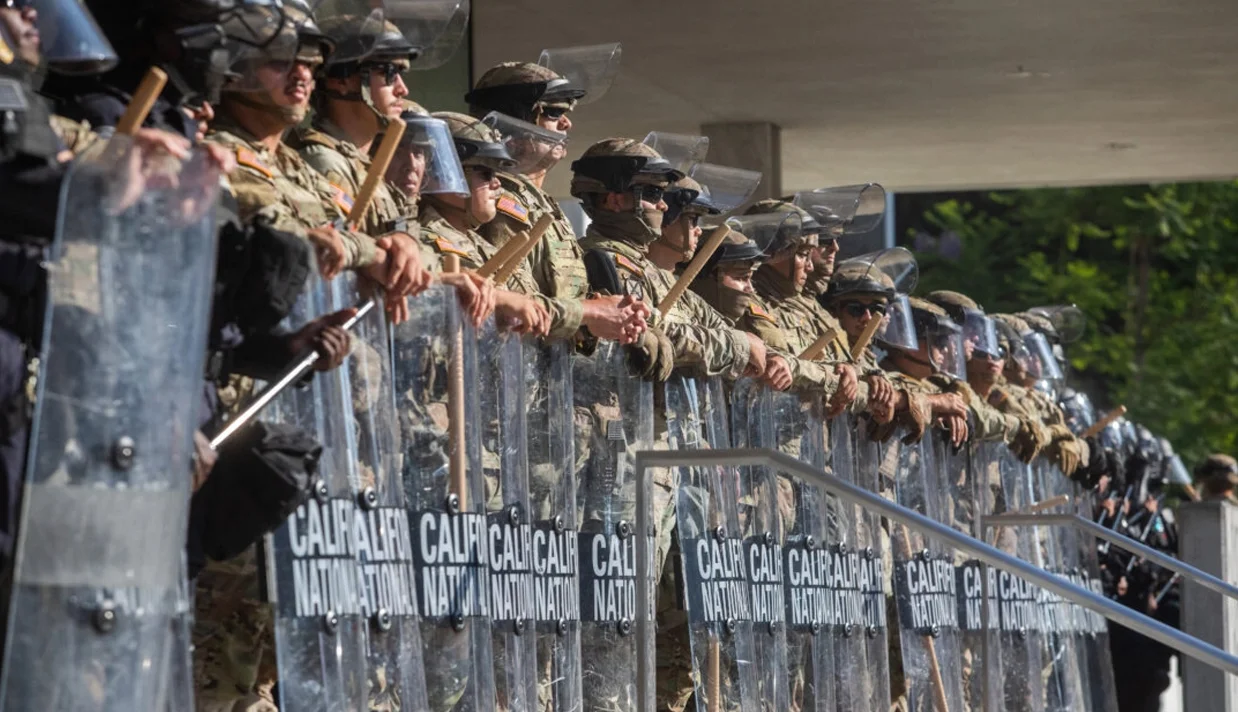 شهردار لس ‌آنجلس در محدوده‌ای کوچک از مرکز شهر مقررات منع رفت ‌و آمد وضع کرد؛ ترامپ هزاران نیروی نظامی برای کنترل اعتراضات اعزام کرد.