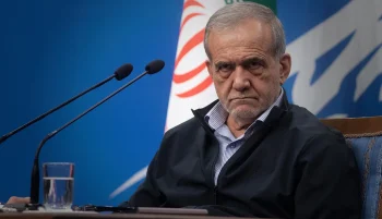 مسعود پزشکیان، رئیس دولت جمهوری اسلامی در پاسخ به تماس به مکرون گفته است که جمهوری اسلامی به صفر رساندن فعالیت‌های هسته‌ای را «به هیچ‌وجه» نمی‌پذیرد.