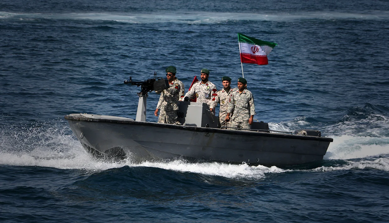 رسانه‌های داخلی ایران از موافقت مجلس شورای اسلامی برای بستن تنگه هرمز خبر داده‌اند، همزمان وزیر خارجه آمریکا از پکن خواسته است که به جمهوری اسلامی برای بازنگه‌داشتن تنگه هرمز فشار بیاورد.