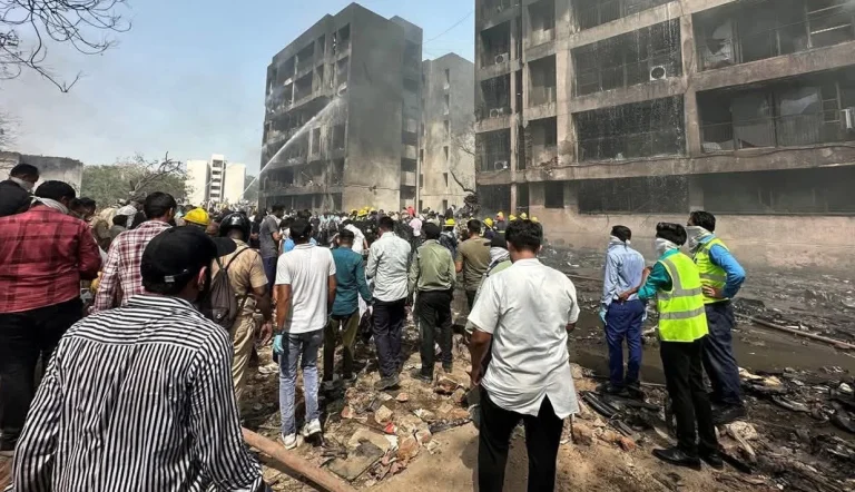 یک هواپیمای مسافربری شرکت هندی ایرایندیا به مقصد لندن و بیش از ۲۰۰ نفر سرنشین، روز پنج‌شنبه در نزدیکی فرودگاه شهر احمدآباد در غرب هند سقوط کرد.