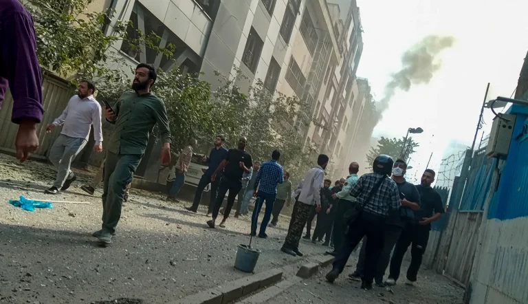ارتش اسرائیل اعلام کرده است که جنگنده‌های این کشور در حمله به ساختمانی در تهران، ۴ مقام ارشد اطلاعات سپاه را کشته است.