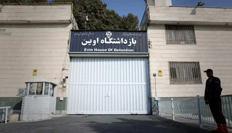 کانون حقوق بشر ایران گزارش داد از یک بیماری با علائم تنفسی در میان شماری از زندانیان در بند ۷ اوین شیوع پیدا کرده و تاکنون اطلاعات دقیقی درباره شمار مبتلایان، نوع بیماری و اقدامات پزشکی انجامشده برای تشخیص و مهار آن منتشر نشده است.