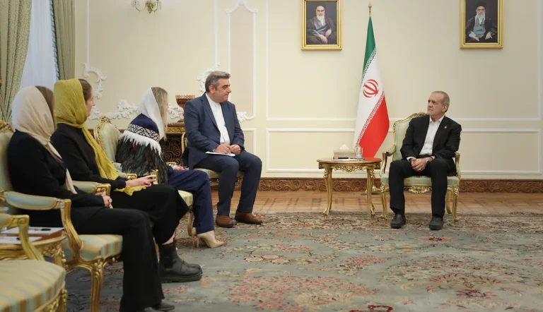 رئیس دولت جمهوری اسلامی اعلام کرد که این کشور از مذاکره استقبال می‌کند ولی اصول گفت‌و‌گو بر این است که کسی به دنبال زورگویی و تحمیل خواسته‌های خود به طرف مقابل نباشد.
