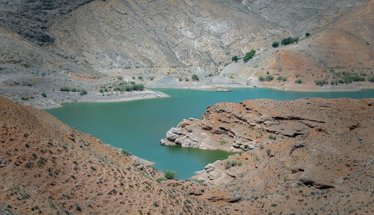 بر اساس آمار شرکت مدیریت منابع آب ایران، حجم آب موجود در سدهای بزرگ کشور تا هفتم تیرماه ۱۴۰۴ به ۲۴ میلیارد و ۸۷۰ میلیون متر مکعب رسیده که نسبت به مدت مشابه در سال آبی گذشته، کاهش نگران‌کننده ۲۶ درصدی را نشان می‌دهد.