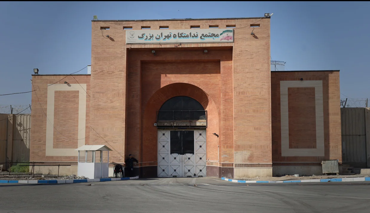 زندانیان واحد ۵ زندان تهران بزرگ میگویند که طی یک سال گذشته ۳۰ زندانی مالی به دلیل نبود پزشک متخصص و مشکلات درمانی، جان باختند.