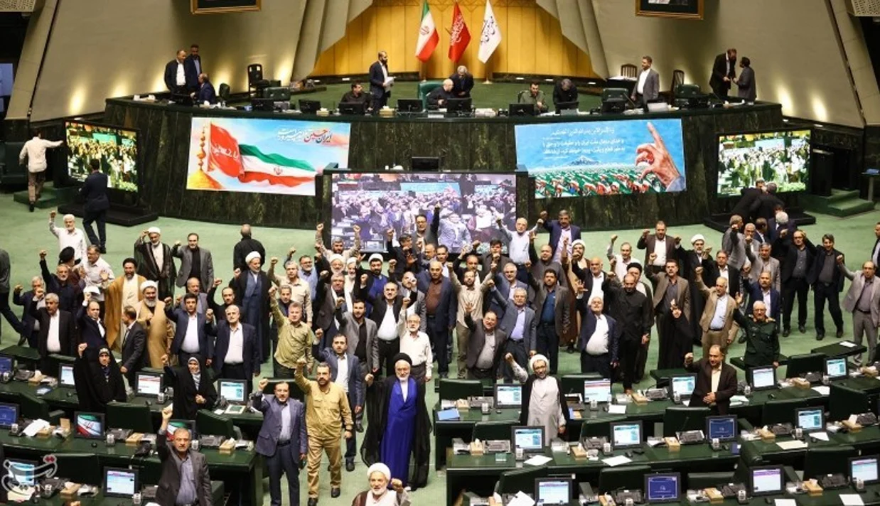 نمایندگان مجلس شورای اسلامی در یک جلسه علنی، طرح الزام دولت به تعلیق همکاری با آژانس بین المللی انرژی اتمی را تصویب کردند.
