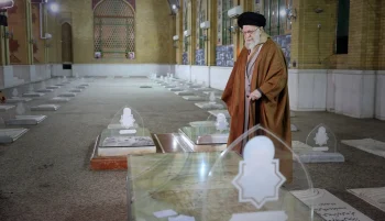 نیویورک تایمز گزارش داده است که علی خامنه‌ای، رهبر جمهوری اسلامی در شرایطی که از بیم جانش در پناهگاهی مخفی شده، سه جانشین رهبری جمهوری اسلامی در صورت کشته شدنش در حملات اسرائیل تعیین کرده است.