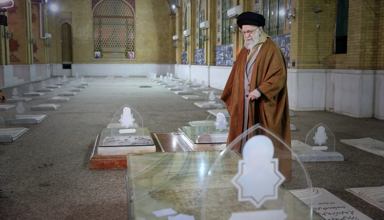 نیویورک تایمز گزارش داده است که علی خامنه‌ای، رهبر جمهوری اسلامی در شرایطی که از بیم جانش در پناهگاهی مخفی شده، سه جانشین رهبری جمهوری اسلامی در صورت کشته شدنش در حملات اسرائیل تعیین کرده است.
