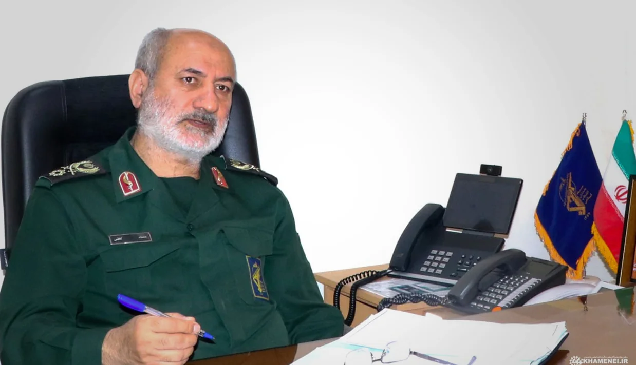 محمد کاظمی، رئیس سازمان اطلاعات سپاه پاسداران، و معاون او حسن محقق، در زیر آوار گرفتار شده‌اند.