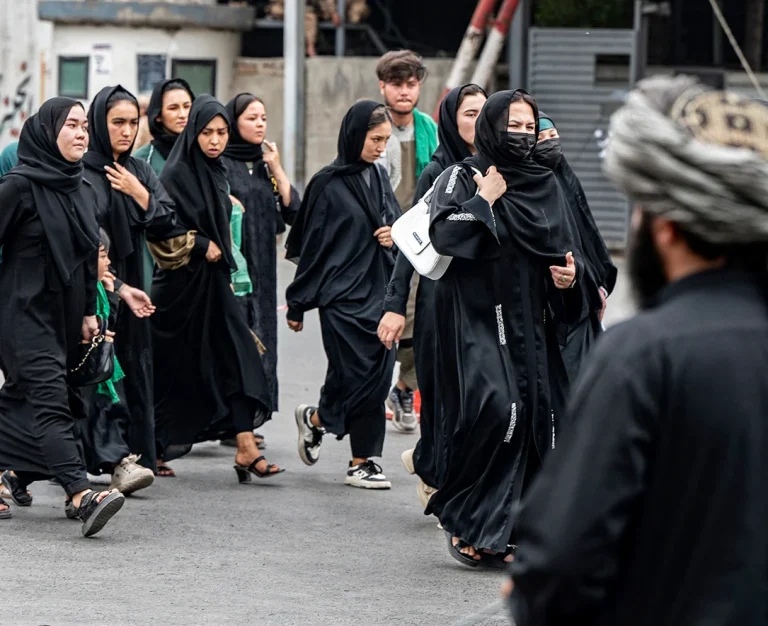 یک فعال مدنی: حجاب برای طالبان تبدیل به ابزار فشار علیه هزاره‌ها و تاجیک‌ها شده است  