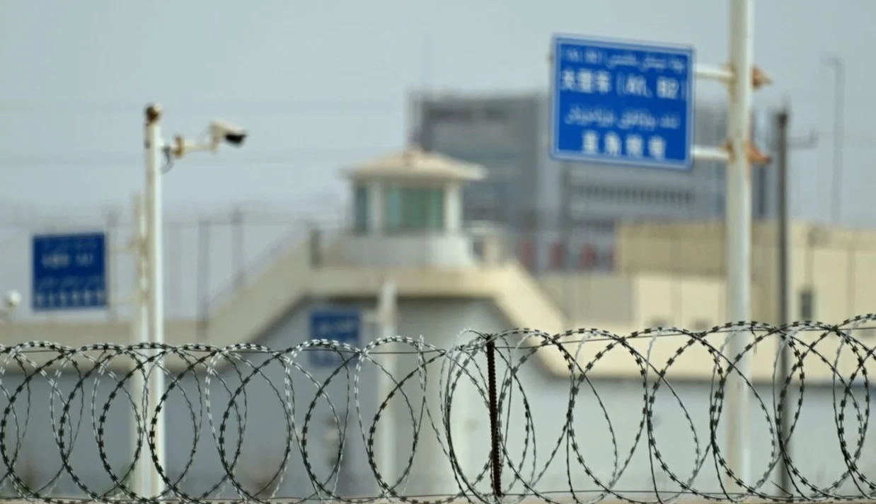 یکی از رهبران اویغور فاش کرده که حزب کمونیست چین از تبلیغات، نفوذ و کارهای اطلاعاتی استفاده می‌کند تا آن‏ها را تروریستی جلوه دهد.