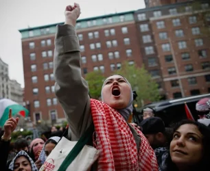 دانشگاه کلمبیا پذیرفت که ۲۰۰ میلیون دلار برای حل‌و‌فصل اتهامات مربوط به تبعیض علیه دانشجویان یهودی بپردازد و بودجه چندصد میلیون دلاری فدرال را احیا کند.