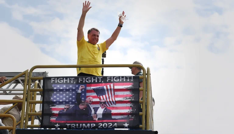 ترامپ محاکمه بولسونارو را «پیگرد سیاسی مغرضانه» خواند و برزیل را به اعمال تعرفه ۵۰ درصدی تهدید کرد.