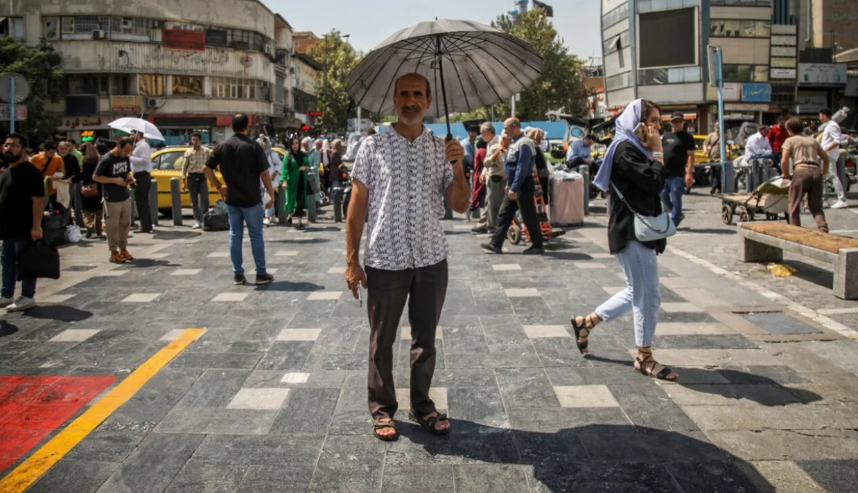 به گزارش تابناک، دمای هوای تهران در حال حاضر به ۴۰ درجه سانتیگراد بالای صفر رسیده است؛ در حالی که ساکنان اهواز، روزهای طاقتفرسایی را در گرمای ۵۰ درجه پشت سر میگذارند.