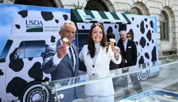 ده‌ها شرکت بستنی‌سازی آمریکا اعلام کردند که در پایان سال ۲۰۲۷ رنگ‌های مصنوعی را از محصولات خود حذف خواهند کرد