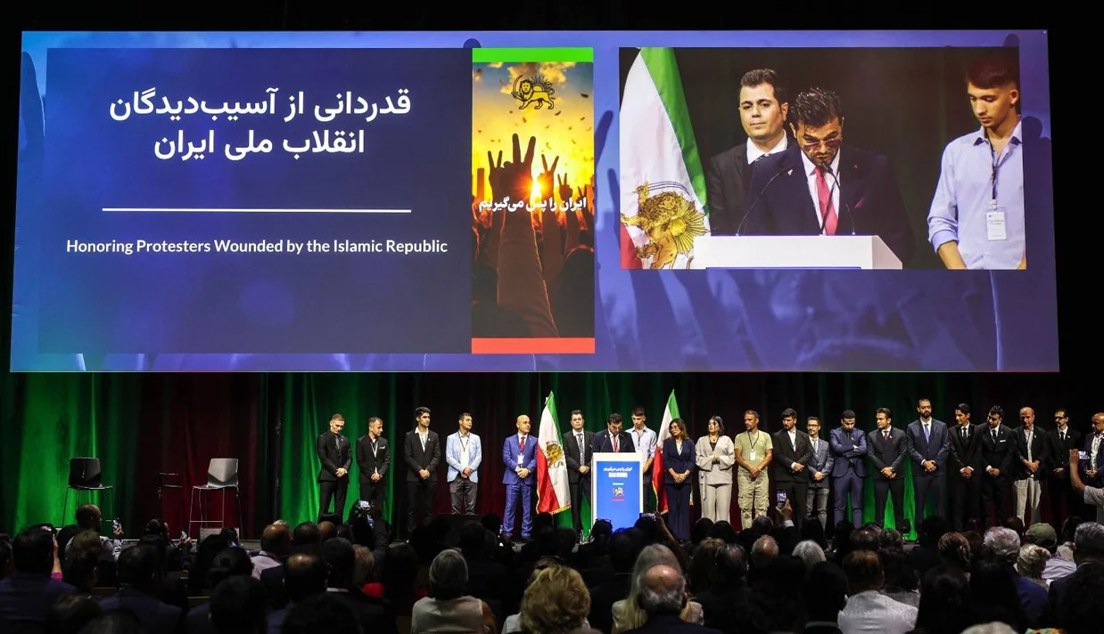 صدها نفر از چهرههای فرهنگی، سیاسی، خانوادههای دادخواه، جناح و تشکلهای اپوزیسیون بر ضرورت اتحاد و تعهد بر تمامیت ارضی کشور در همایش «همکاری ملی برای نجات ایران» تاکید کردند.