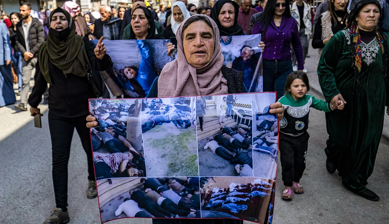 رویترز در تحقیقات خود درباره کشتار علویان سوریه گزارش داد در ماه مارس حدود ۱۵۰۰ علوی سوری کشته و دهها نفر ناپدید شدند و این کشتارها هر چند به شدت ماه مارس نیست، اما همچنان ادامه دارد.