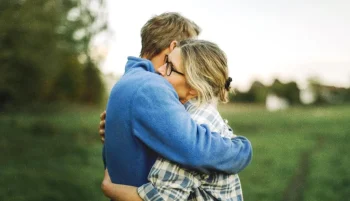 یک بغل ساده می‌تواند مثل دارو عمل کند و حتی ویروس‌ها را هم از بین ببرد.