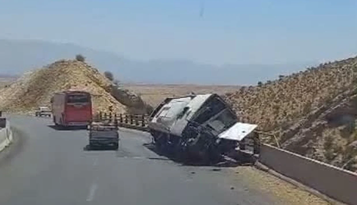 در پی واژگونی یک دستگاه اتوبوس در محور فیروزآباد–کوار در استان فارس، تاکنون ۸ نفر جان باختهاند و ۱۵ نفر دیگر با وضعیت وخیم به مراکز درمانی منتقل شدهاند.