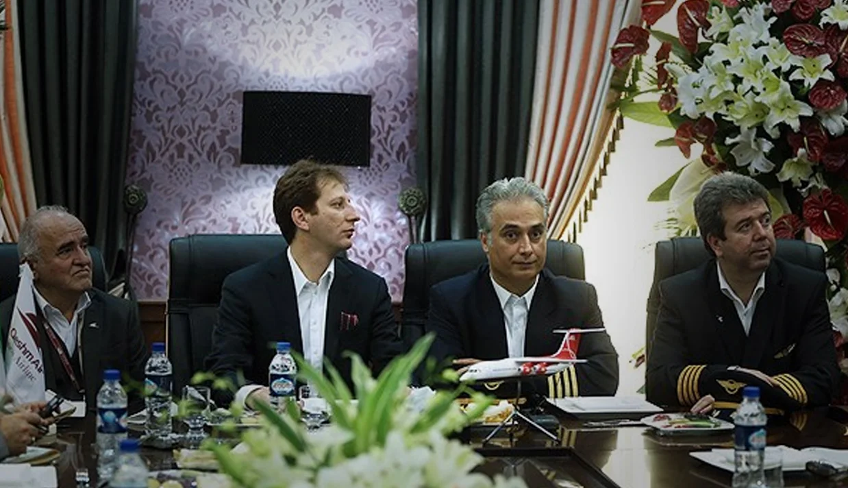 مدیر روابط عمومی بانک مرکزی در واکنش به پست انتقادی بابک زنجانی از او خواست که بجای توصیه به مقامات جمهوری اسلامی، بدهی خود را به «بیتالمال» بپردازد.