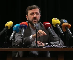 پس از مذاکراتی صریح در استانبول، دو طرف بر ادامه گفتوگو درباره تحریمها و مسائل هستهای توافق کردند