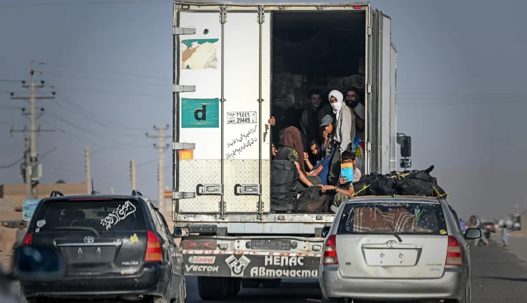 در ادامه سیاست‌های جدید برای کنترل حضور مهاجران غیرقانونی در تهران، فرمانداری پایتخت از آغاز طرح‌های ضربتی برای شناسایی و بازگرداندن اتباع فاقد مدارک اقامتی به کشور مبدا خبر داد.