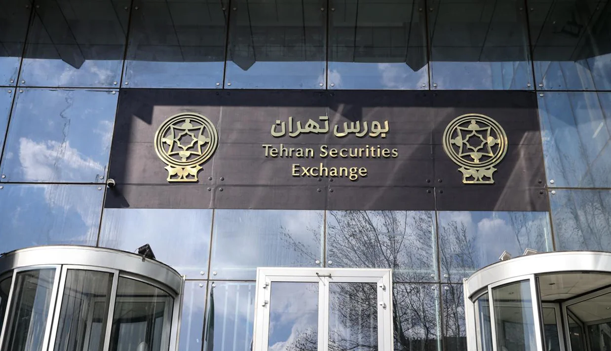 بورس تهران در آخرین روز معاملاتی هفته دچار افت قابل توجه شاخصها شد. همچنین بازار سهام با خروج ۲۲۰۰ میلیارد تومان پول حقیقی مواجه شد.