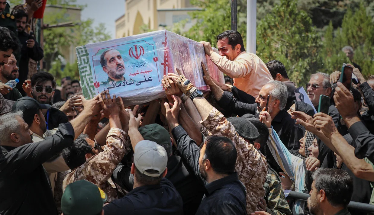 روزنامه کیهان، رسانه نزدیک به رهبر جمهوری اسلامی اعلام کرد که به دلیل ملاحظات امنیتی، نام جانشین فرمانده قرارگاه خاتم‌الانبیا اعلام نخواهد شد.