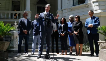 بازترسیم حوزههای انتخاباتی در ایالات متحده، بهویژه پیش از انتخابات میاندورهای ۲۰۲۶، به موضوعی جنجالی تبدیل شده است که در آن قانونگذاران از هر دو حزب دموکرات و جمهوریخواه در ایالتهای مختلف به دنبال افزایش سهم خود از کرسیهای مجلس نمایندگان هستند.