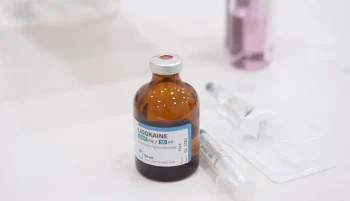 بی‌حس‌کننده‌ای که زمانی بی‌خطر قلمداد می‌شد، اکنون به افزایش مسمومیت‌های مهلک در مراکز درمانی سرپایی و خانه نسبت داده می‌شود. بیش‌مصرفی‌های مرگبار عمدتاً در خارج از بیمارستان‌ها و در مراکزی رخ می‌دهند که کارکنان بی‌تجربه آن‌ها اقدام به تزریق این داروی به‌ظاهر «بی‌خطر» می‌کنند.