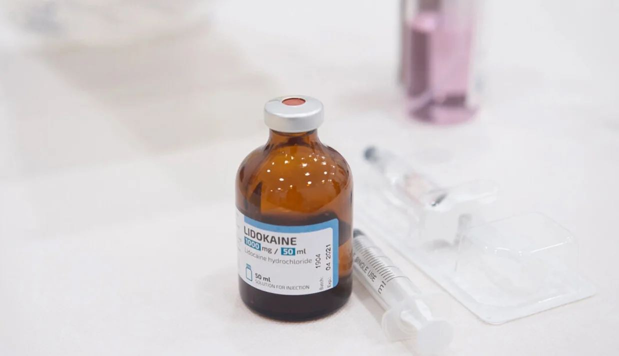 بی‌حس‌کننده‌ای که زمانی بی‌خطر قلمداد می‌شد، اکنون به افزایش مسمومیت‌های مهلک در مراکز درمانی سرپایی و خانه نسبت داده می‌شود. بیش‌مصرفی‌های مرگبار عمدتاً در خارج از بیمارستان‌ها و در مراکزی رخ می‌دهند که کارکنان بی‌تجربه آن‌ها اقدام به تزریق این داروی به‌ظاهر «بی‌خطر» می‌کنند.