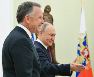 استیو ویتکاف روز چهارشنبه در بحبوحه نزدیک شدن ضرب‌الاجل آمریکا برای دستیابی روسیه به توافق صلح با اوکراین، در کرملین با ولادیمیر پوتین دیدار کرد.