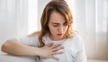 علائم نارسایی قلبی ممکن است پنهان باشند. احساس خستگی شدید بعد از فعالیت‌های سبک، تنگی نفس بعد از پیاده‌روی یا ورم کردن پاها علائمی هستند که نشان می‌دهند خطر در کمین است.