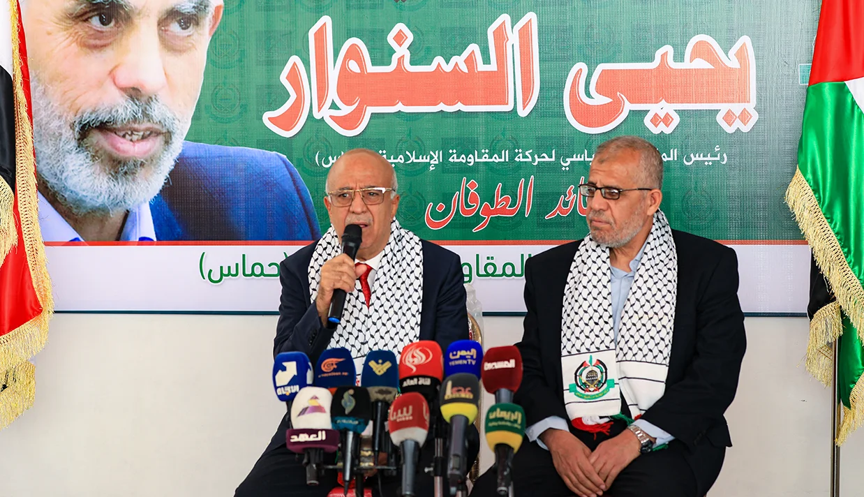 یک رسانه وابسته به حوثی‌ها روز شنبه ۸ شهریور به نقل از بیانیه مهدی مشاط، رهبر این گروه گزارش داد که نخست وزیر حوثی‌های یمن و تعدادی از وزرای این دولت در حمله هوایی اسرائیل به ساختمانی در صنعا کشته شده‌اند.