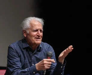 احمد پژمان، آهنگساز و موسیقی‌دان برجسته ایرانی، در سن ۹۰ سالگی در شهر لس‌آنجلس در ایالات متحده آمریکا، چشم از جهان فروبست.