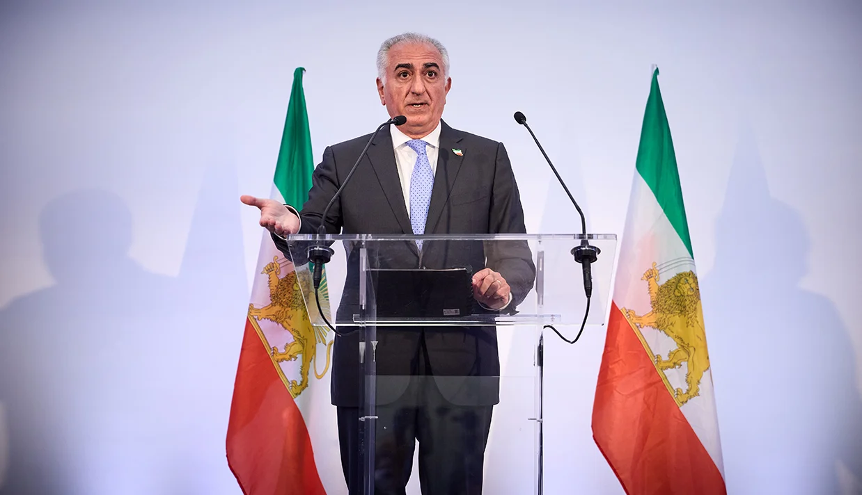 شاهزاده رضا پهلوی گفت وبسایت «ایران را پس میگیریم» از دیروز تاکنون و در ظرف ۲۴ ساعت، بیش از یکونیم میلیون بازدید داشته و هزاران نفر از داخل ایران برای پیوستن به آن ثبتنام کردهاند.