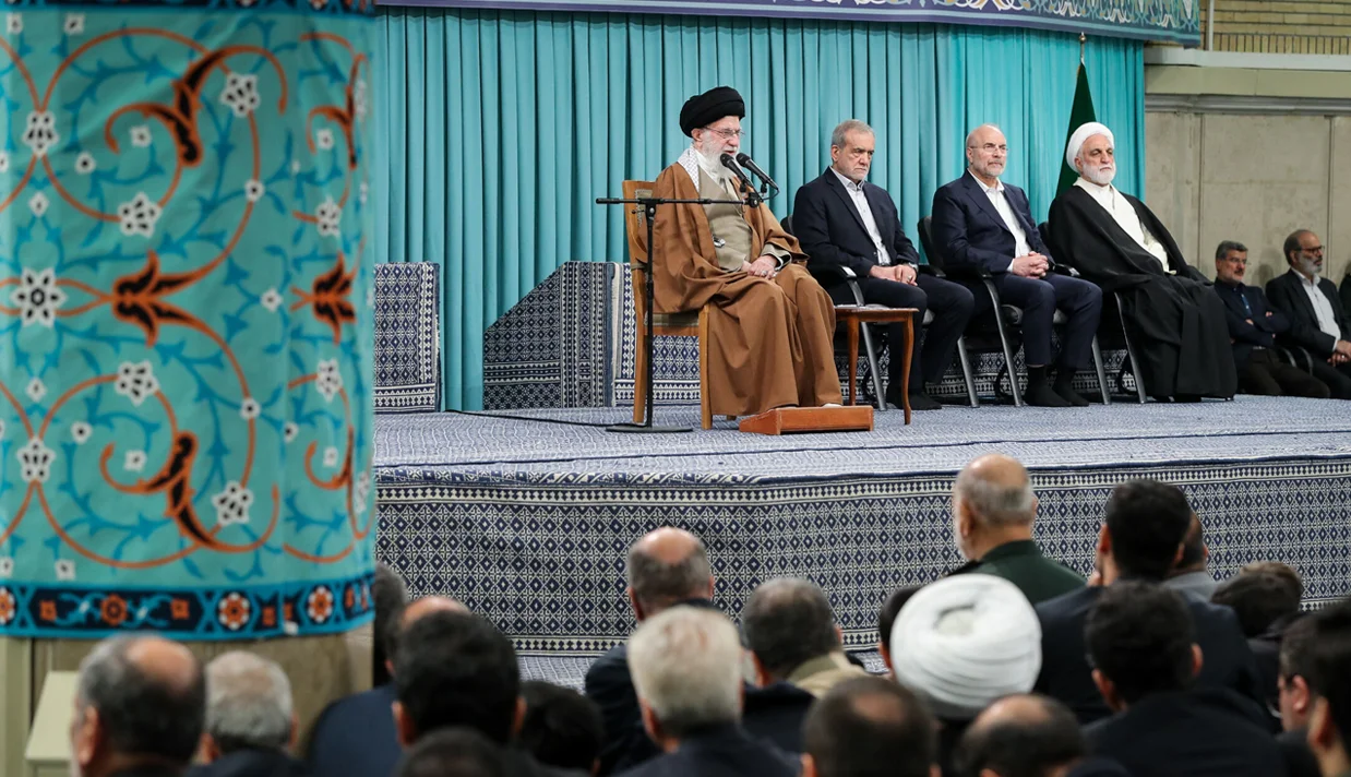 خبرگزاری رویترز به نقل از سه منبع مطلع ایرانی نوشت که جمهوری اسلامی از سرگیری مذاکرات با آمریکا را تنها راه بقای نظام و تشدید بحران‌ها می‌داند.