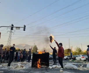 وزارت خارجه آمریکا با هشدار درباره خطر اعدام دستکم ۱۱ معترض «زن، زندگی، آزادی»، خواستار توقف فوری این احکام و آزادی بازداشتشدگان شد.
