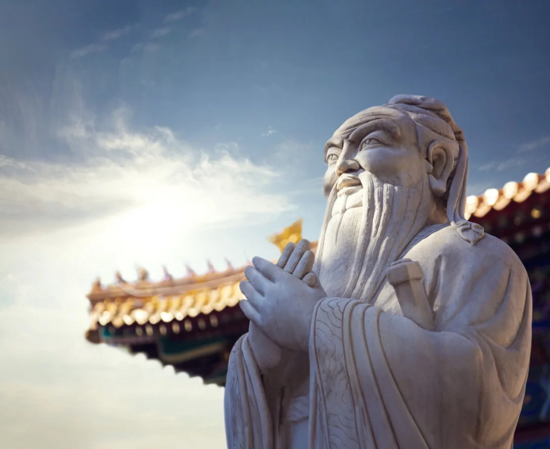 کنفوسیوس فیلسوف، آموزگار و معلم اخلاق بود. او با تاکید بر سه ارزش بنیادین به یکی از تأثیرگذارترین آموزگاران تاریخ تبدیل شد.