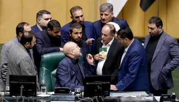 ۷۱تن از نمایندگان مجلس شورای اسلامی با امضای نامهای خطاب به سران جمهوری اسلامی، خواستار ساخت سلاح هستهای در ایران شدند.