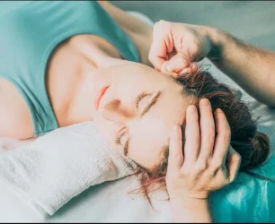 تورم در گردن و لرزش دست‌ها، تپش قلب و بی‌خوابی ممکن است نشانه پرکاری تیروئید باشند. طب سنتی چینی یک راهکار ساده و غیرتهاجمی دارد: ماساژ دادن نقاط طب سوزنی گوش.