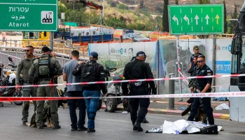 روز دوشنبه دو مهاجم فلسطینی در اورشلیم با تیراندازی در ایستگاه اتوبوس دست‌کم شش نفر را کشتند و بیش از ۲۰ نفر را زخمی کردند.
